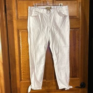 Democracy “Ab” solution White Jeans W/Bow at bottom Size 12-EUC